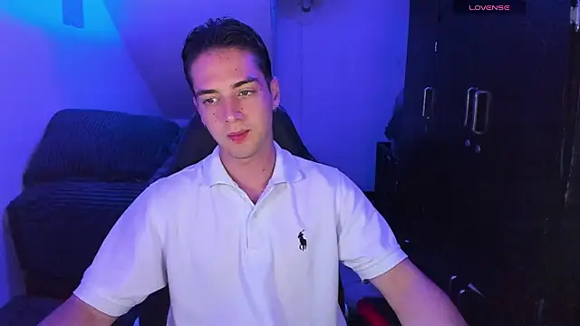 Snapshot of Alex_smith00 chatting on 12/29/24, 11:08 Alex smith00 online show from 12/29/24, 11:08