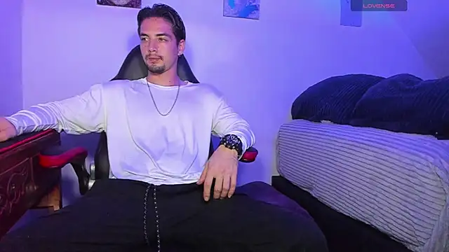 Snapshot of Alex_smith00 chatting on 01/19/25, 01:10 Alex smith00 online show from 01/19/25, 01:10