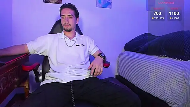 Snapshot of Alex_smith00 chatting on 01/19/25, 11:21 Alex smith00 online show from 01/19/25, 11:21