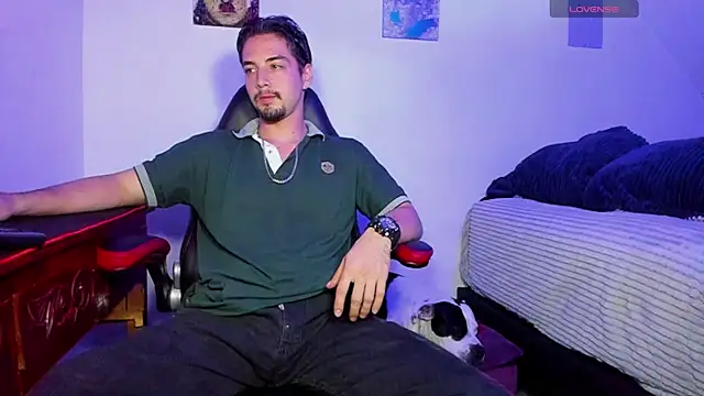 Snapshot of Alex_smith00 chatting on 01/26/25, 01:52 Alex smith00 online show from 01/26/25, 01:52