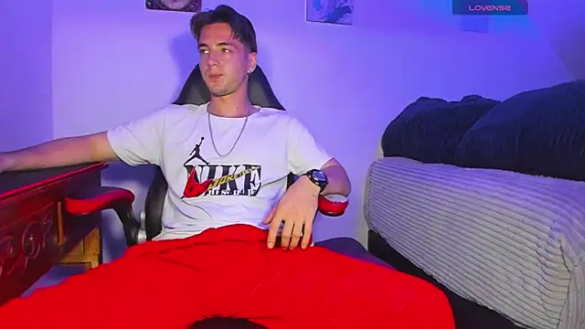 Snapshot of Alex_smith00 chatting on 02/27/25, 01:27 Alex smith00 online show from 02/27/25, 01:27