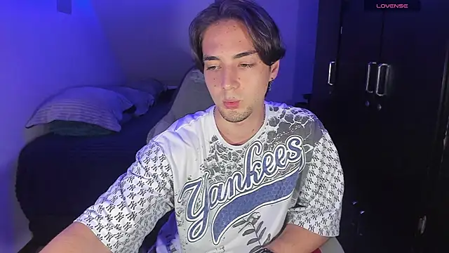 Snapshot of Alex_smith00 chatting on 09/30/25, 09:20 Alex smith00 online show from 09/30/25, 09:20