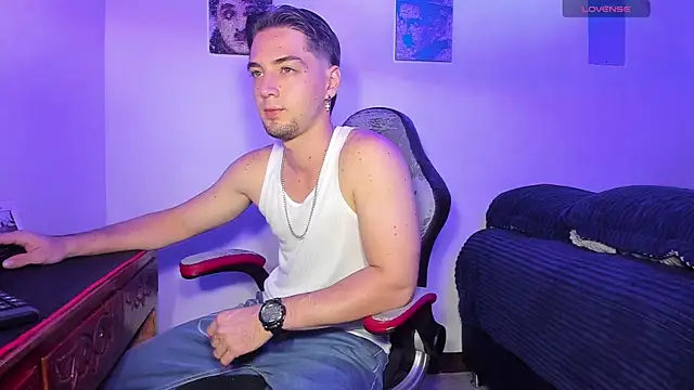 Snapshot of Alex_smith00 chatting on 10/04/25, 10:52 Alex smith00 online show from 10/04/25, 10:52