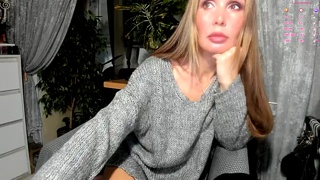 Snapshot of Aurora108 chatting on 11/07/25, 10:54 Aurora108 online show from 11/07/25, 10:54