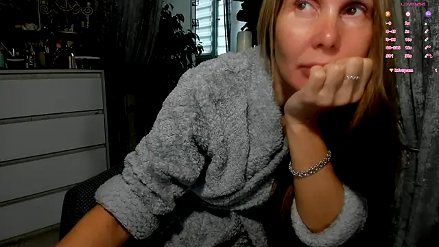 Snapshot of Aurora108 chatting on 11/16/25, 06:52 Aurora108 online show from 11/16/25, 06:52