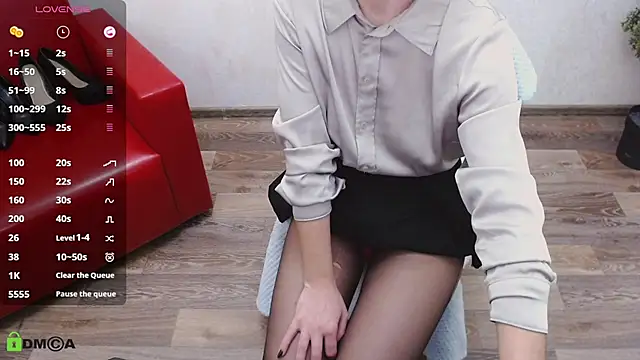 Snapshot of VickyGolden chatting on 11/17/25, 04:40 VickyGolden online show from 11/17/25, 04:40