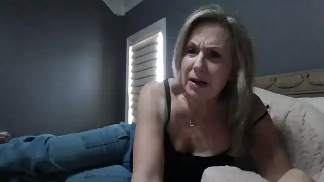 Lisaisluscious online show from 10/17/25, 02:08