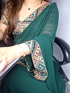 Snapshot of aliyaah_singh chatting on 03/17/25, 09:02 aliyaah singh online show from 03/17/25, 09:02