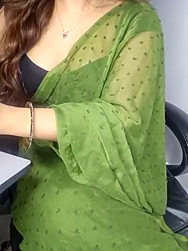 Snapshot of aliyaah_singh chatting on 03/20/25, 08:40 aliyaah singh online show from 03/20/25, 08:40