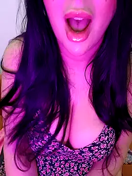 Snapshot of Queen_sousou chatting on 06/14/26, 02:41 Queen sousou online show from 06/14/26, 02:41