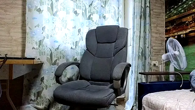 Snapshot of xxrokixxx chatting on 12/23/24, 10:10 xxrokixxx online show from 12/23/24, 10:10