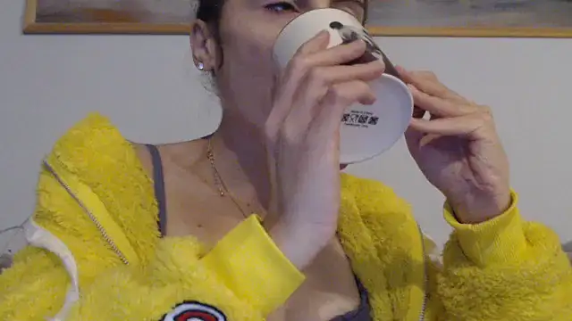 Snapshot of cleophee chatting on 12/22/25, 06:43 cleophee online show from 12/22/25, 06:43