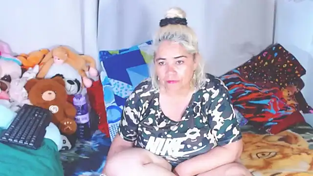 estrellita fugaz16x online show from 12/15/25, 03:00