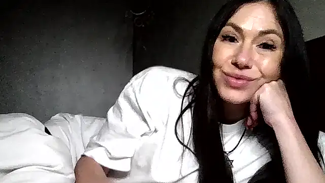 JulianaGold1 online show from 12/15/25, 08:46