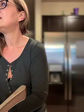 MaiseKnox online show from 10/08/25, 10:51