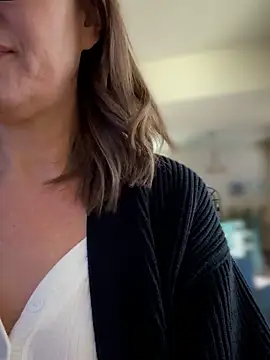 MaiseKnox online show from 11/30/25, 05:17