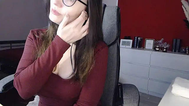 Snapshot of Alina_Lamour chatting on 02/14/26, 06:15 Alina Lamour online show from 02/14/26, 06:15