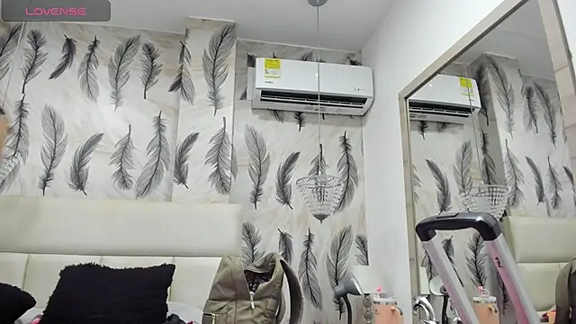 Snapshot of Vivi_prinncess chatting on 10/22/25, 02:12 Vivi prinncess online show from 10/22/25, 02:12