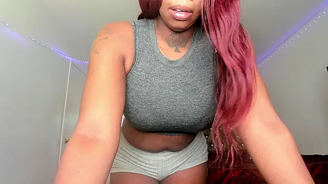 Snapshot of SashaMalone chatting on 12/17/25, 04:35 SashaMalone online show from 12/17/25, 04:35