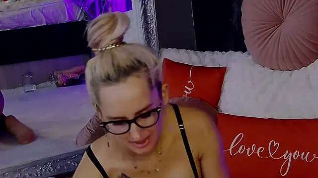 Snapshot of IsabelleEthan chatting on 10/07/25, 01:14 IsabelleEthan online show from 10/07/25, 01:14