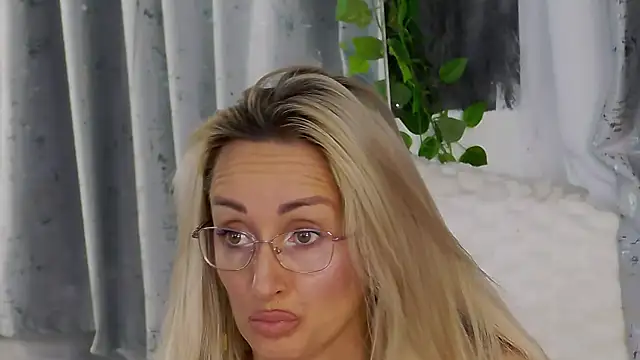 Snapshot of IsabelleEthan chatting on 11/23/25, 01:16 IsabelleEthan online show from 11/23/25, 01:16