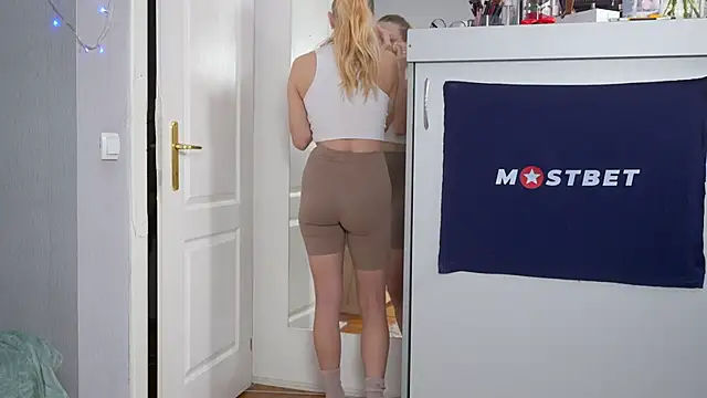 foxeslovefoxes online show from 01/26/25, 01:36