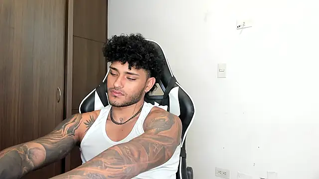 Snapshot of Alessandro_Vanni chatting on 12/08/24, 05:44 Alessandro Vanni online show from 12/08/24, 05:44