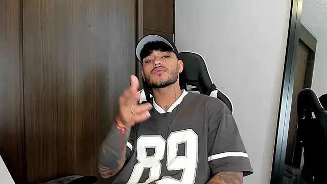 Snapshot of Alessandro_Vanni chatting on 12/29/24, 03:24 Alessandro Vanni online show from 12/29/24, 03:24