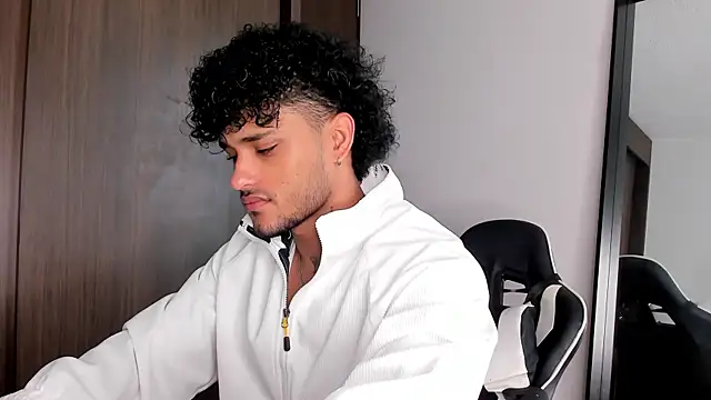 Snapshot of Alessandro_Vanni chatting on 01/06/25, 12:46 Alessandro Vanni online show from 01/06/25, 12:46