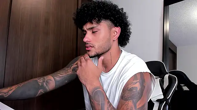 Snapshot of Alessandro_Vanni chatting on 01/07/25, 12:24 Alessandro Vanni online show from 01/07/25, 12:24