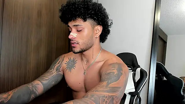 Snapshot of Alessandro_Vanni chatting on 01/07/25, 05:01 Alessandro Vanni online show from 01/07/25, 05:01