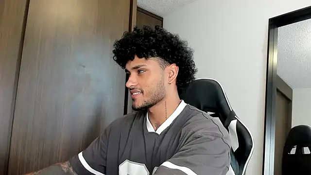 Snapshot of Alessandro_Vanni chatting on 01/08/25, 09:12 Alessandro Vanni online show from 01/08/25, 09:12