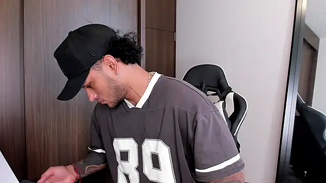 Snapshot of Alessandro_Vanni chatting on 01/09/25, 01:02 Alessandro Vanni online show from 01/09/25, 01:02