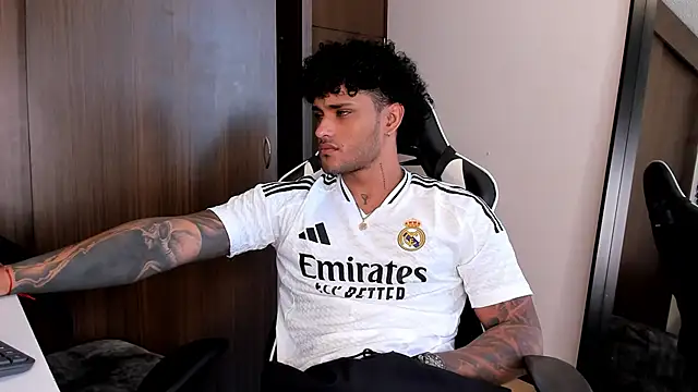 Snapshot of Alessandro_Vanni chatting on 01/12/25, 04:08 Alessandro Vanni online show from 01/12/25, 04:08