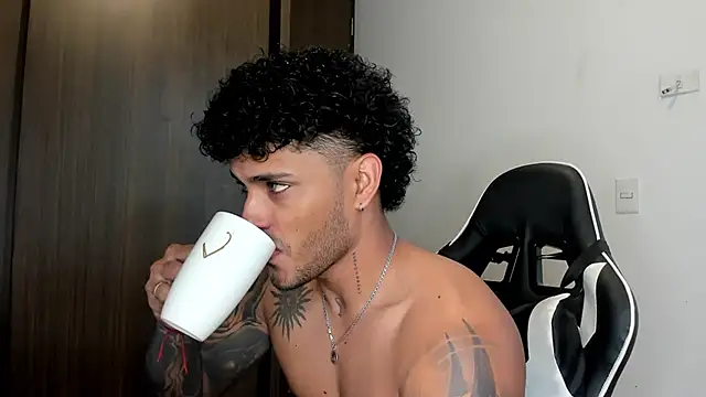 Snapshot of Alessandro_Vanni chatting on 01/31/25, 01:02 Alessandro Vanni online show from 01/31/25, 01:02