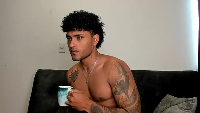 Snapshot of Alessandro_Vanni chatting on 02/14/25, 12:36 Alessandro Vanni online show from 02/14/25, 12:36