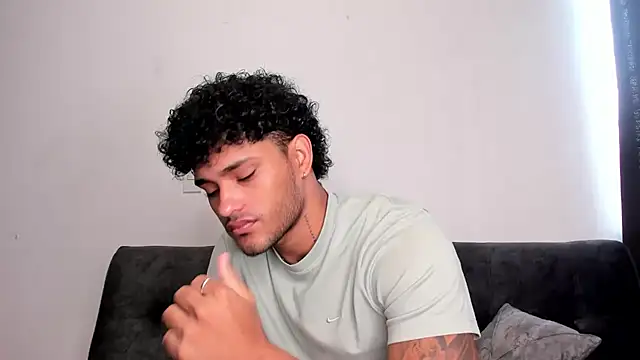 Snapshot of Alessandro_Vanni chatting on 02/18/25, 12:39 Alessandro Vanni online show from 02/18/25, 12:39