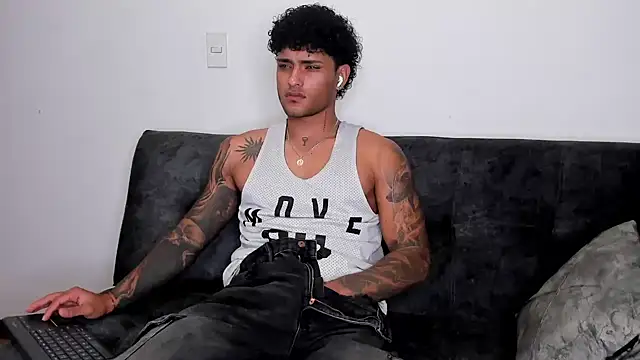 Snapshot of Alessandro_Vanni chatting on 02/20/25, 02:51 Alessandro Vanni online show from 02/20/25, 02:51