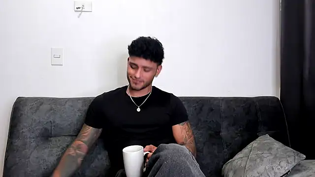 Snapshot of Alessandro_Vanni chatting on 03/05/25, 02:57 Alessandro Vanni online show from 03/05/25, 02:57