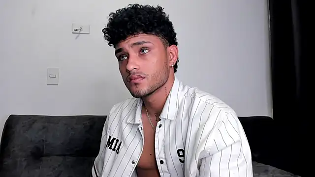 Snapshot of Alessandro_Vanni chatting on 03/06/25, 01:58 Alessandro Vanni online show from 03/06/25, 01:58