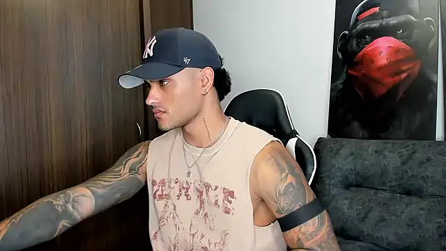 Snapshot of Alessandro_Vanni chatting on 03/22/25, 10:59 Alessandro Vanni online show from 03/22/25, 10:59