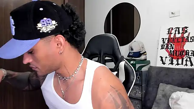 Snapshot of Alessandro_Vanni chatting on 09/10/25, 02:22 Alessandro Vanni online show from 09/10/25, 02:22