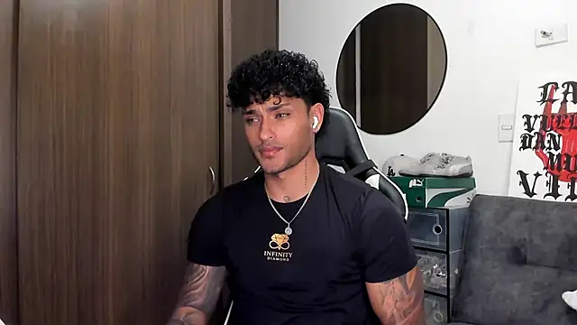 Snapshot of Alessandro_Vanni chatting on 09/23/25, 02:25 Alessandro Vanni online show from 09/23/25, 02:25