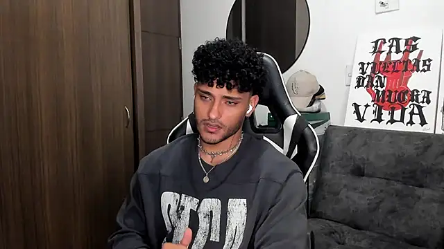 Snapshot of Alessandro_Vanni chatting on 09/29/25, 02:06 Alessandro Vanni online show from 09/29/25, 02:06