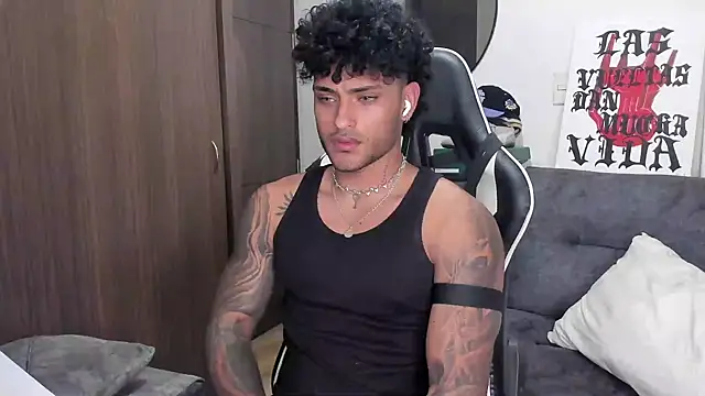 Snapshot of Alessandro_Vanni chatting on 10/03/25, 11:13 Alessandro Vanni online show from 10/03/25, 11:13