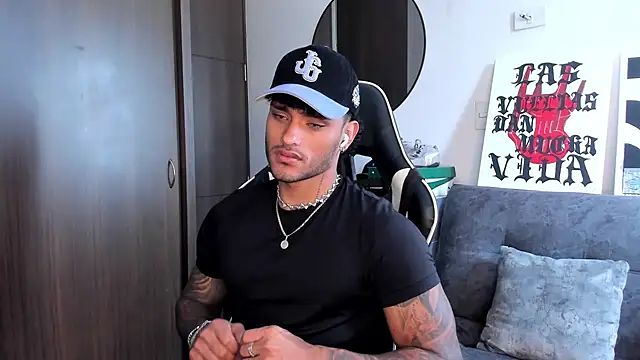 Snapshot of Alessandro_Vanni chatting on 10/06/25, 01:41 Alessandro Vanni online show from 10/06/25, 01:41