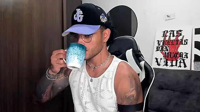 Snapshot of Alessandro_Vanni chatting on 10/10/25, 01:15 Alessandro Vanni online show from 10/10/25, 01:15