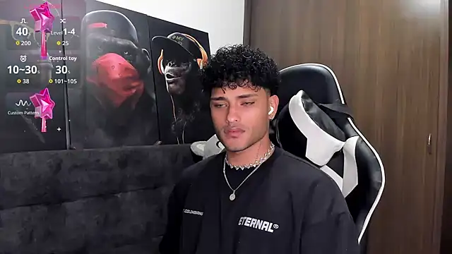 Snapshot of Alessandro_Vanni chatting on 10/21/25, 02:12 Alessandro Vanni online show from 10/21/25, 02:12