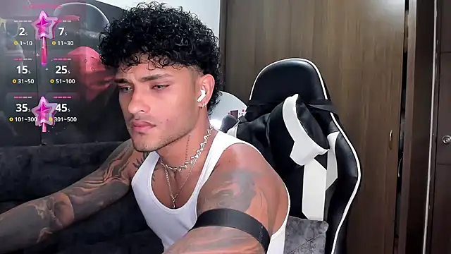 Snapshot of Alessandro_Vanni chatting on 10/22/25, 01:17 Alessandro Vanni online show from 10/22/25, 01:17