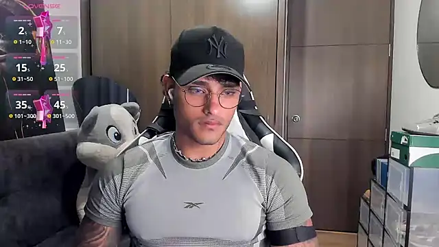 Snapshot of Alessandro_Vanni chatting on 10/28/25, 02:15 Alessandro Vanni online show from 10/28/25, 02:15